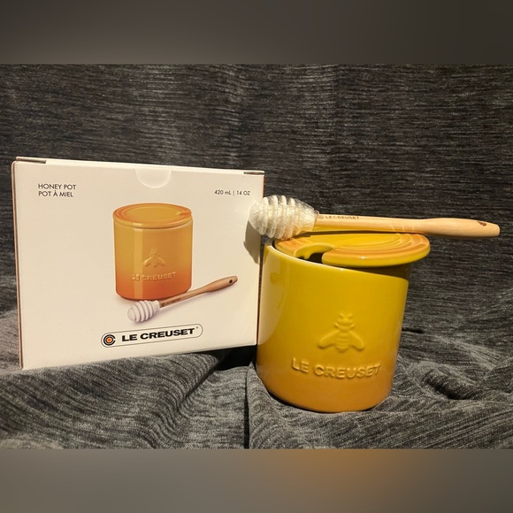 Le Creuset Honey Pot in Soleil Yellow Ceramic with Wooden Dipper - Picture 2 of 4